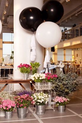 Picture of Black and White Huge Giant Balloons up to 36" Wedding