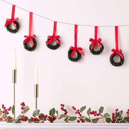 Picture of HANGING CHRISTMAS WREATH BUNTING DECORATION